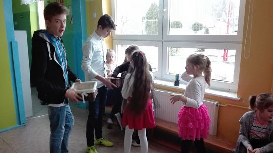 Grafika #9: Panowie z Samorządu Uczniowskiego pamiętali o Dniu Kobiet