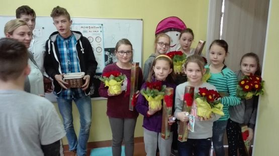 Grafika #0: Panowie z Samorządu Uczniowskiego pamiętali o Dniu Kobiet