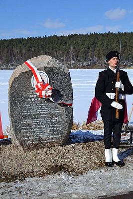 Grafika #1: Uroczystość patriotyczna w Gołubiu.