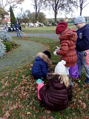  Grafika #0: Wizyta na cmentarzu w Redkowicach