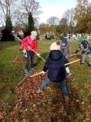  Grafika #2: Wizyta na cmentarzu w Redkowicach