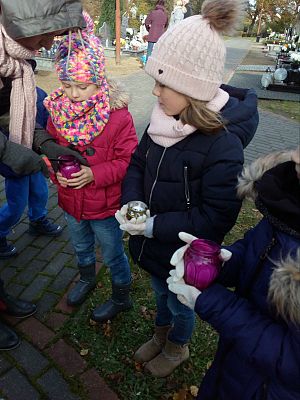  Grafika #6: Wizyta na cmentarzu w Redkowicach