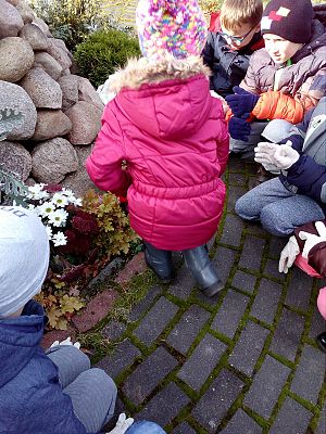  Grafika #7: Wizyta na cmentarzu w Redkowicach