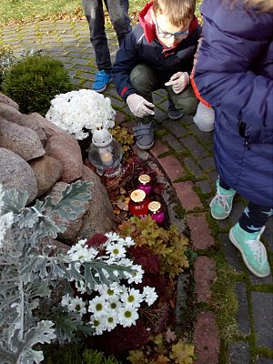  Grafika #9: Wizyta na cmentarzu w Redkowicach