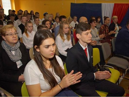  Grafika #7: Nadanie imienia i sztandaru Szkloe Podstawowej w Rokitach