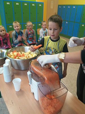 Grafika #15: Kto soki pije ten długo żyje!