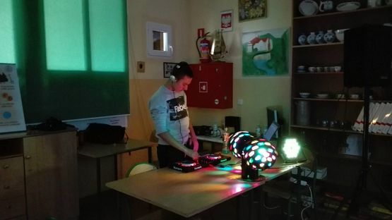  Grafika #3: Dyskoteka szkolna z okazji Dnia Chłopaka