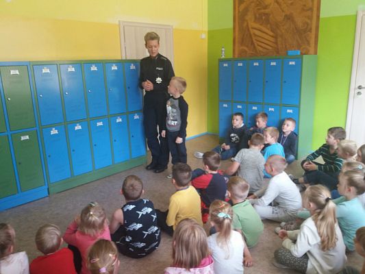 Grafika #3: Spotkanie z policjantką