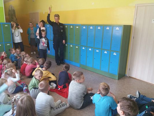 Grafika #4: Spotkanie z policjantką