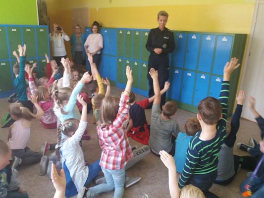 Grafika #5: Spotkanie z policjantką