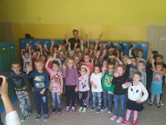 Grafika #0: Spotkanie z policjantką