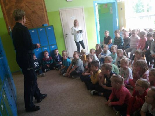 Grafika #7: Spotkanie z policjantką