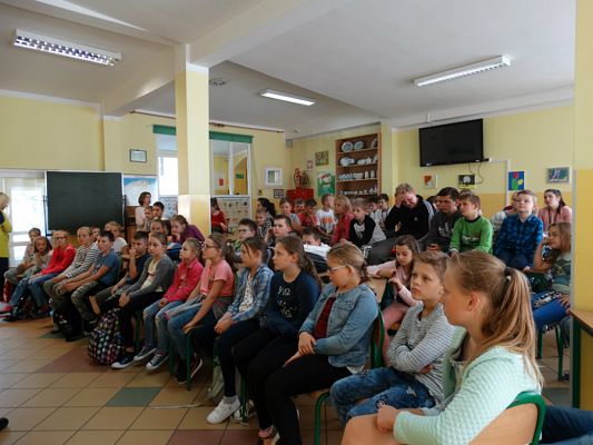 Grafika #17: Spotkanie z policjantką