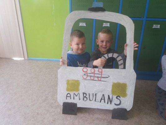  Grafika #1: Bezpiecznie w domu, w szkole i na dworze.