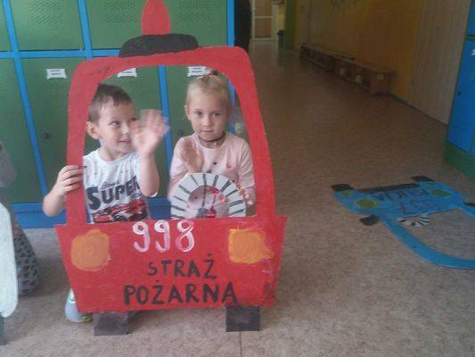  Grafika #2: Bezpiecznie w domu, w szkole i na dworze.