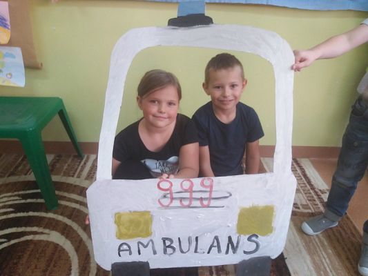  Grafika #7: Bezpiecznie w domu, w szkole i na dworze.