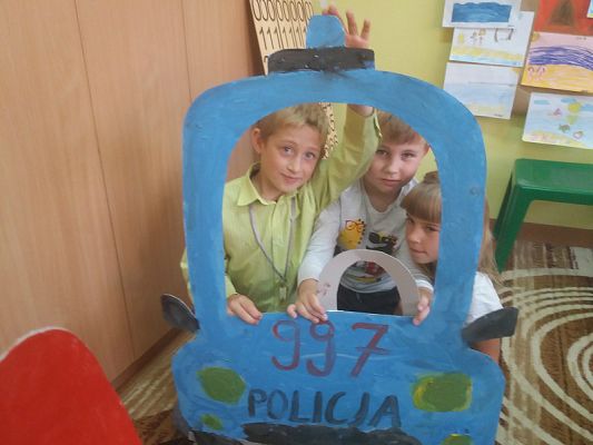  Grafika #8: Bezpiecznie w domu, w szkole i na dworze.