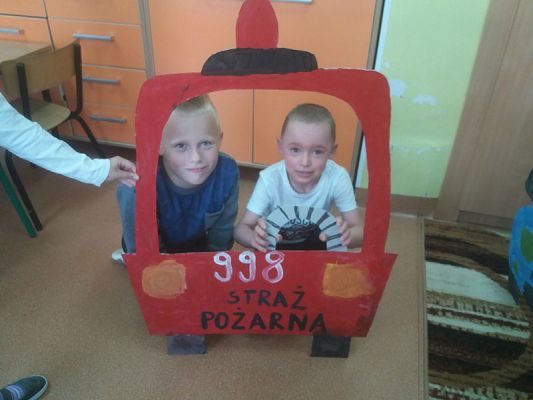  Grafika #10: Bezpiecznie w domu, w szkole i na dworze.