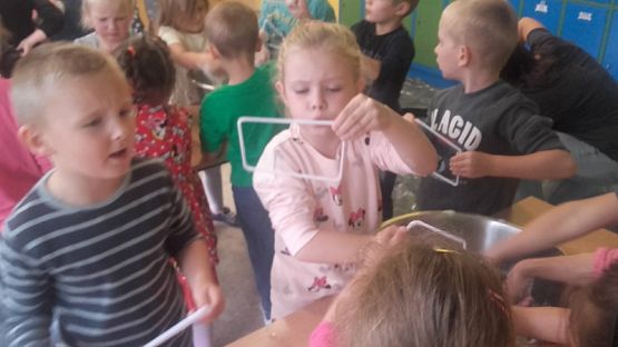  Grafika #8: Zaczarowany świat baniek mydlanych