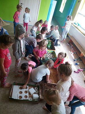  Grafika #1: Najmłodsi poznają świat zmysłami - ścieżka sensoryczna