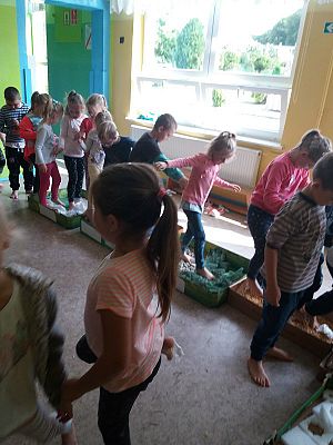  Grafika #3: Najmłodsi poznają świat zmysłami - ścieżka sensoryczna