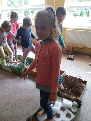  Grafika #4: Najmłodsi poznają świat zmysłami - ścieżka sensoryczna