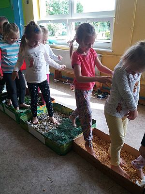  Grafika #5: Najmłodsi poznają świat zmysłami - ścieżka sensoryczna