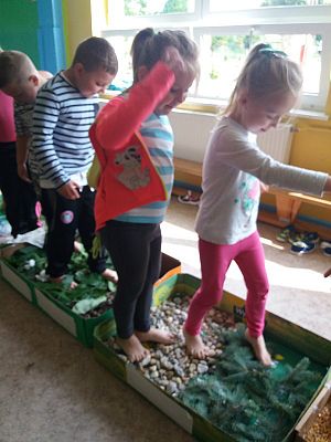  Grafika #6: Najmłodsi poznają świat zmysłami - ścieżka sensoryczna