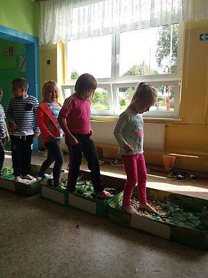  Grafika #7: Najmłodsi poznają świat zmysłami - ścieżka sensoryczna