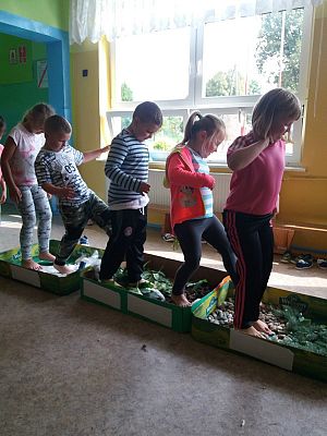  Grafika #8: Najmłodsi poznają świat zmysłami - ścieżka sensoryczna