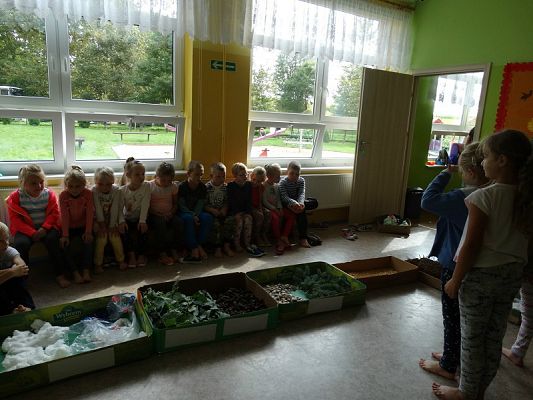  Grafika #10: Najmłodsi poznają świat zmysłami - ścieżka sensoryczna