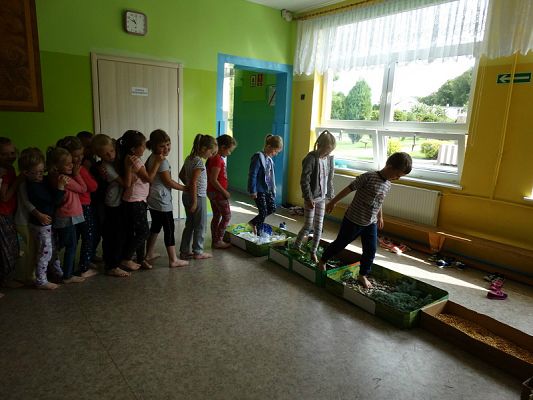  Grafika #16: Najmłodsi poznają świat zmysłami - ścieżka sensoryczna