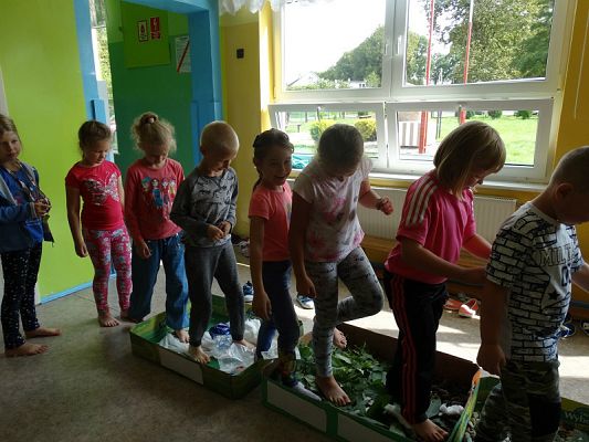  Grafika #18: Najmłodsi poznają świat zmysłami - ścieżka sensoryczna