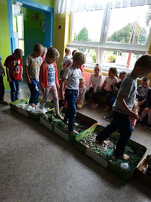  Grafika #21: Najmłodsi poznają świat zmysłami - ścieżka sensoryczna