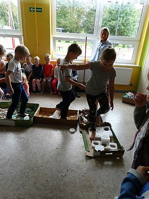  Grafika #22: Najmłodsi poznają świat zmysłami - ścieżka sensoryczna