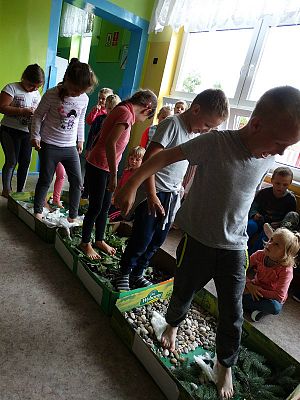  Grafika #23: Najmłodsi poznają świat zmysłami - ścieżka sensoryczna