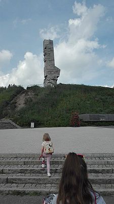 Grafika #9: Wycieczka wyróżnionych uczniów na Westrplatte