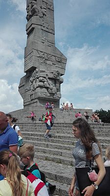 Grafika #10: Wycieczka wyróżnionych uczniów na Westrplatte