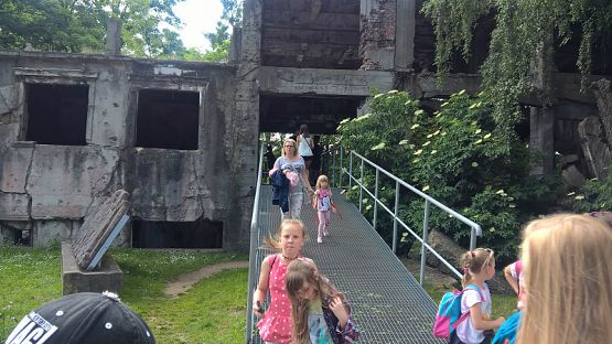 Grafika #19: Wycieczka wyróżnionych uczniów na Westrplatte