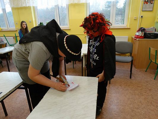 Grafika #7: Drama na lekcji języka polskiego