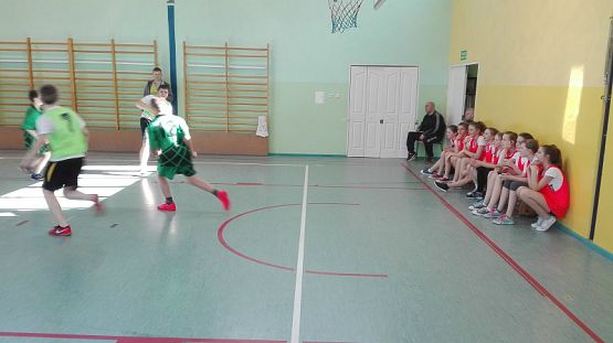 Grafika #5: Zawody sportowe w piłkę koszykową szkół podstawowych