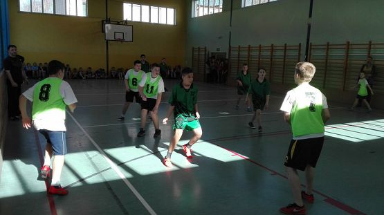 Grafika #6: Zawody sportowe w piłkę koszykową szkół podstawowych
