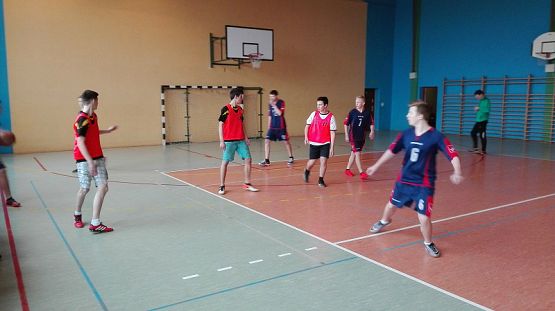 Grafika #3: Zawody sportowe w piłkę koszykową szkół gimnazjalnych