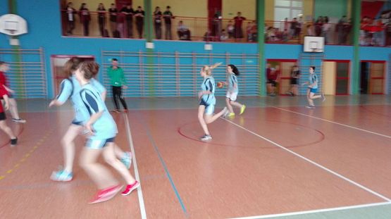 Grafika #4: Zawody sportowe w piłkę koszykową szkół gimnazjalnych