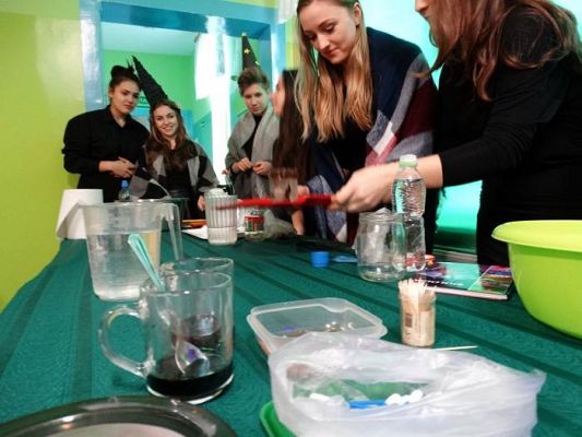 Grafika #6: Andrzejkowe wróżby