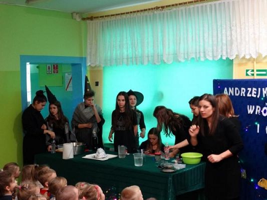 Grafika #7: Andrzejkowe wróżby