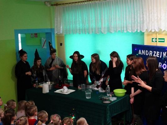 Grafika #8: Andrzejkowe wróżby