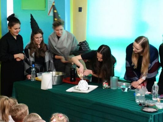 Grafika #9: Andrzejkowe wróżby