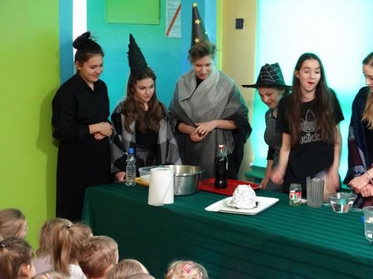 Grafika #10: Andrzejkowe wróżby