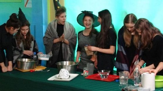 Grafika #13: Andrzejkowe wróżby